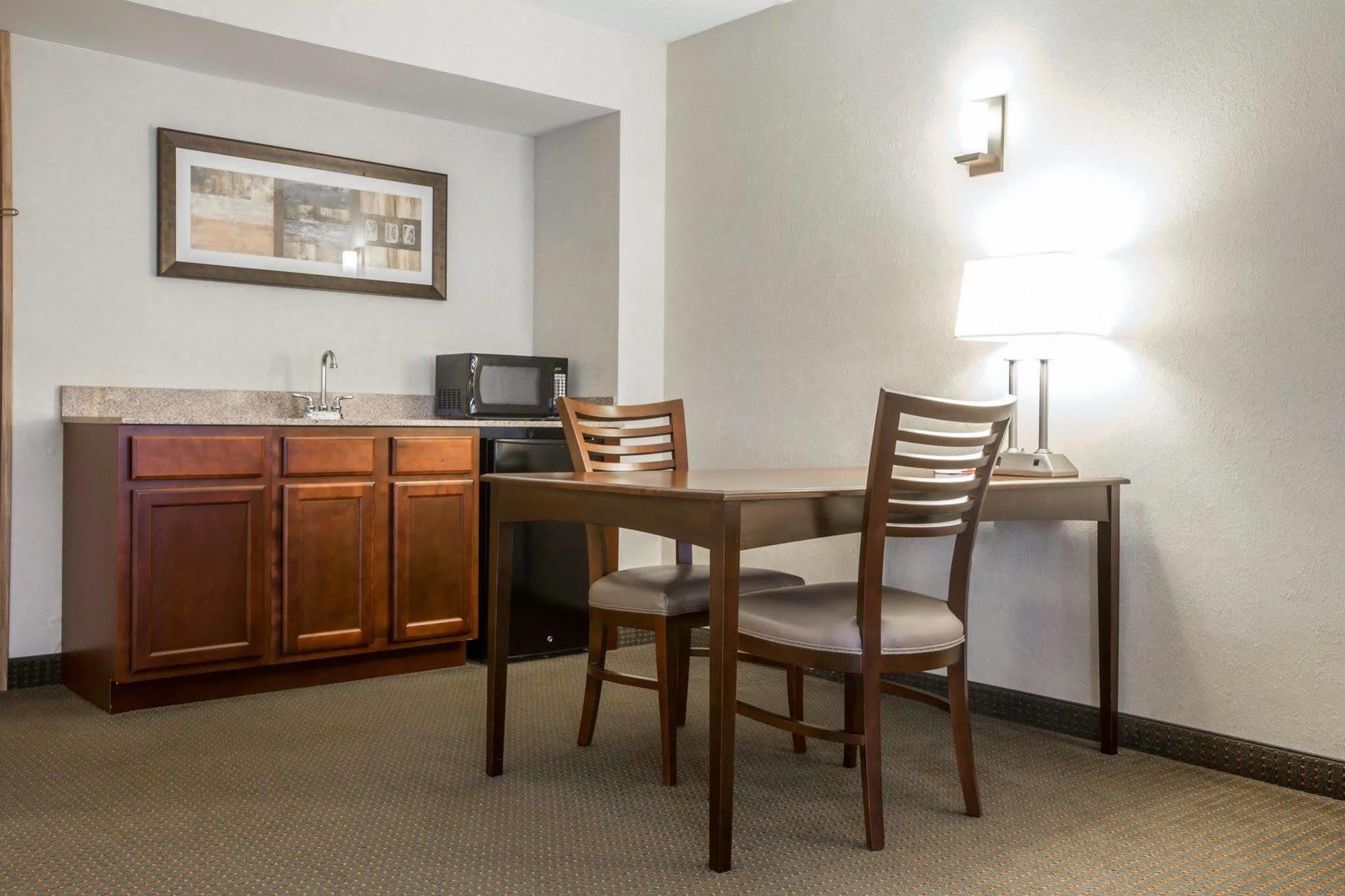 Comfort Suites South Burlington Near University Екстер'єр фото